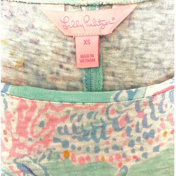 EUC Lilly Pulitzer classic print v-neck tee shirt size XS - Picture 1 of 3